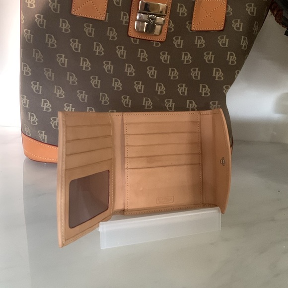 DOONEY & BOURKE Cabriolet Monogram Tote & Matching Kiss Lock Wallet - Picture 10 of 15